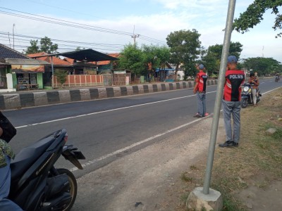 Membantu Mengatur Laluliantas Untuk Menyebrangkan Siswa